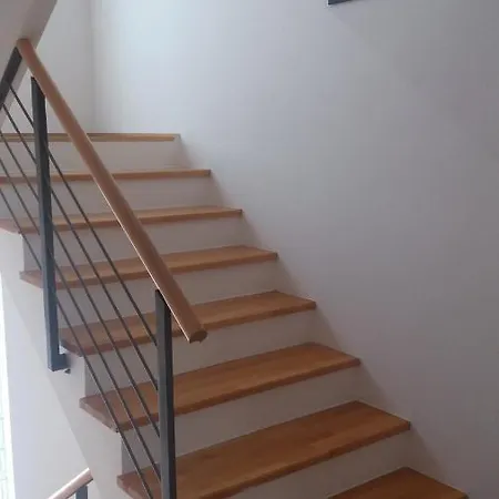 Mofardin ゲストハウス ロヴィニ